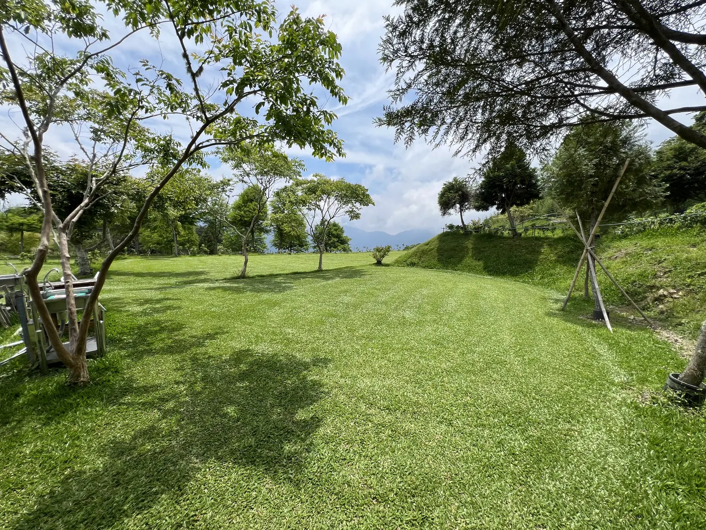 雲霧農場G區於2025年5月23日拍攝的長向草地與坡地邊界實景
