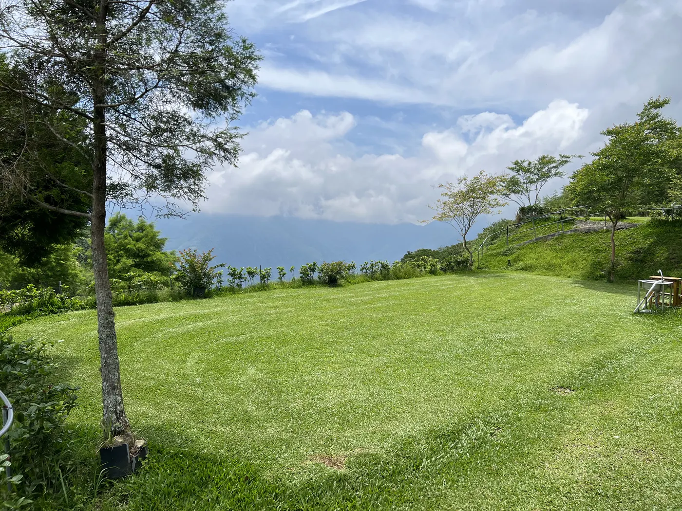 雲霧農場I區於2025年5月23日拍攝的草地、坡面與山景方向實景