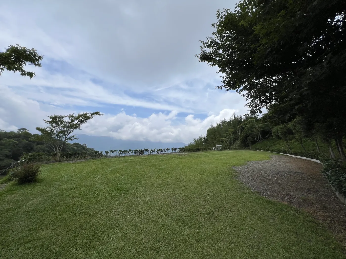 雲霧農場J02草地與旁側碎石面的現場視角