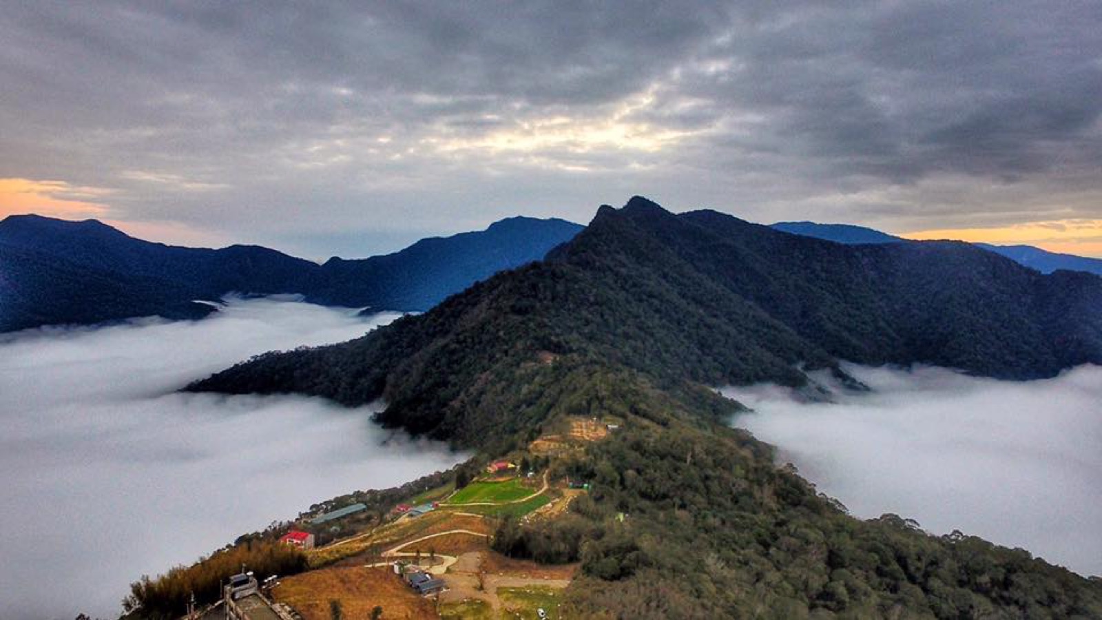 雲霧農場山稜與雲海，安靜露營的第一眼