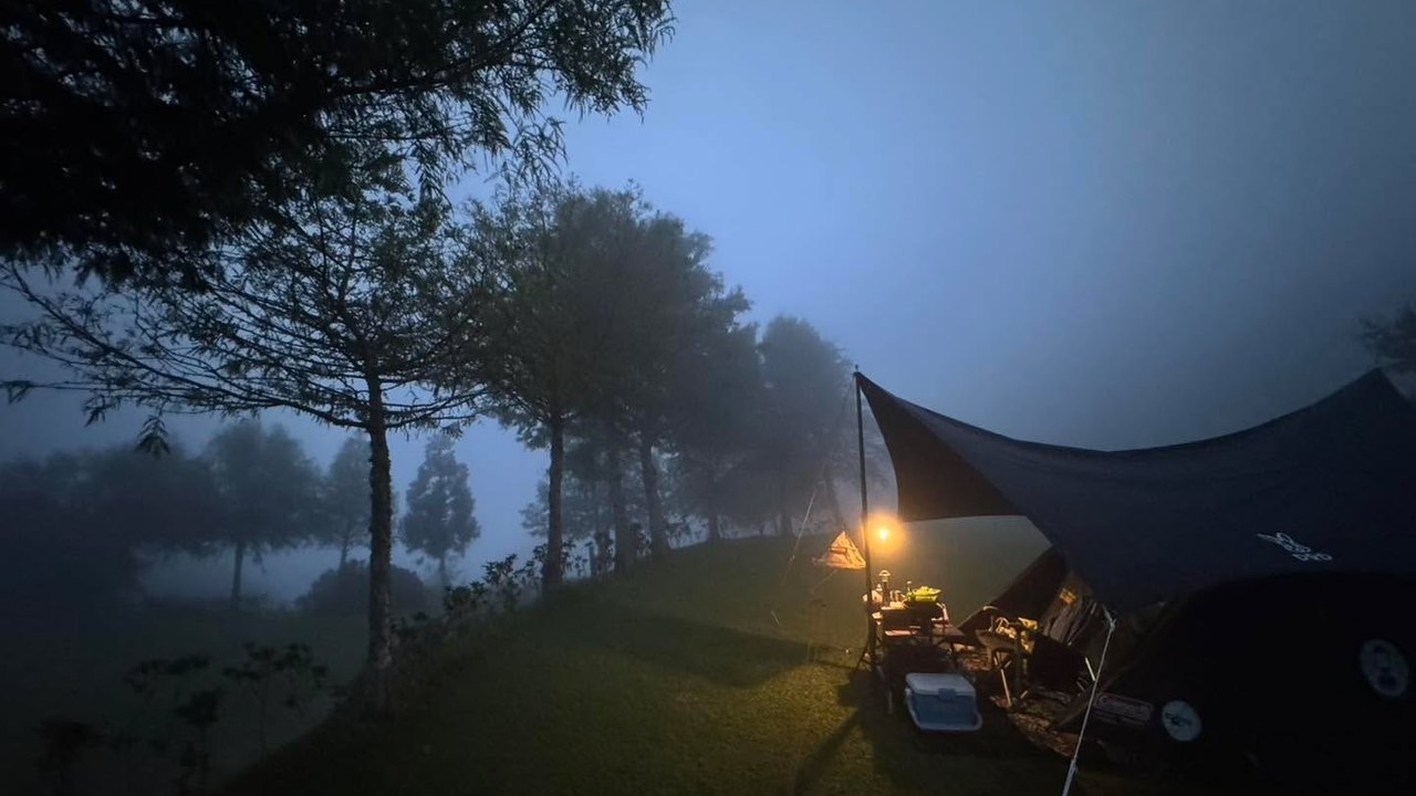 雲霧農場霧中帳篷燈光與安靜夜晚