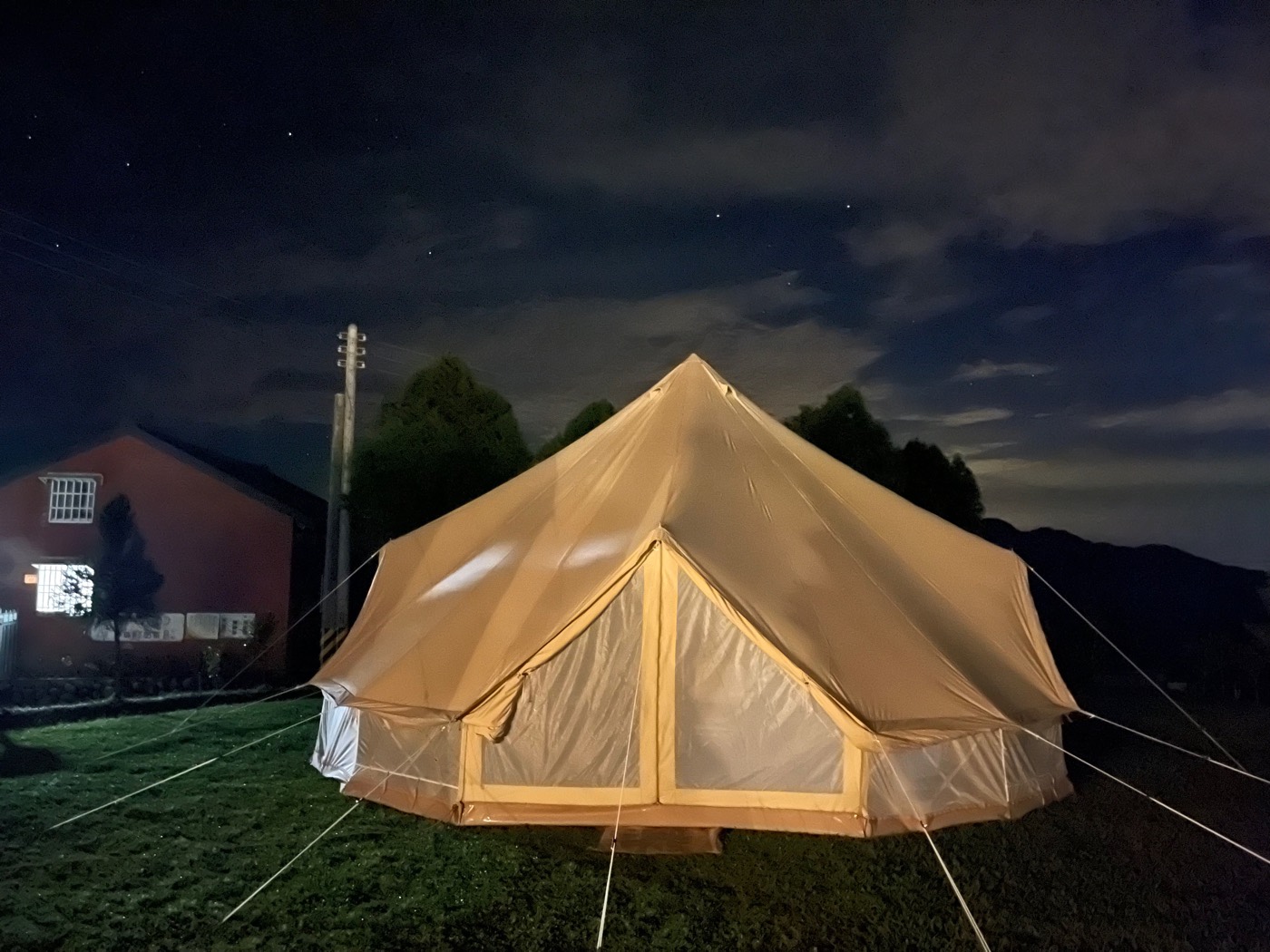 雲霧農場夜晚帳篷暖光，安靜休息的夜間氛圍