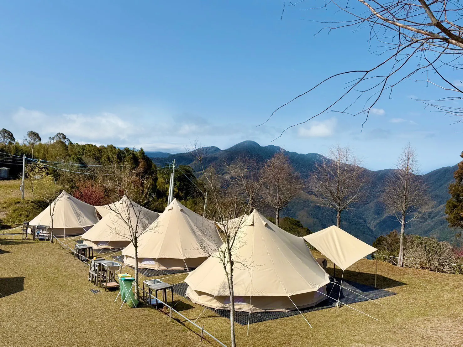 雲霧農場免搭帳現場帳篷與山景示意