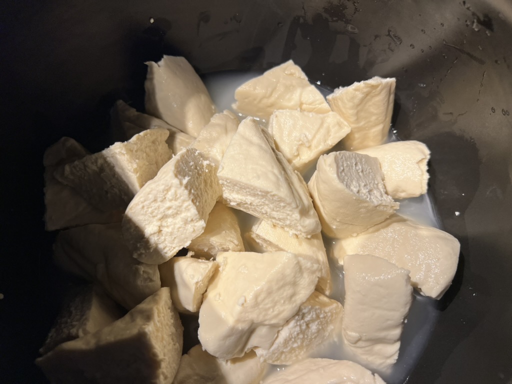 切塊後的臭豆腐,能看到三角形切面