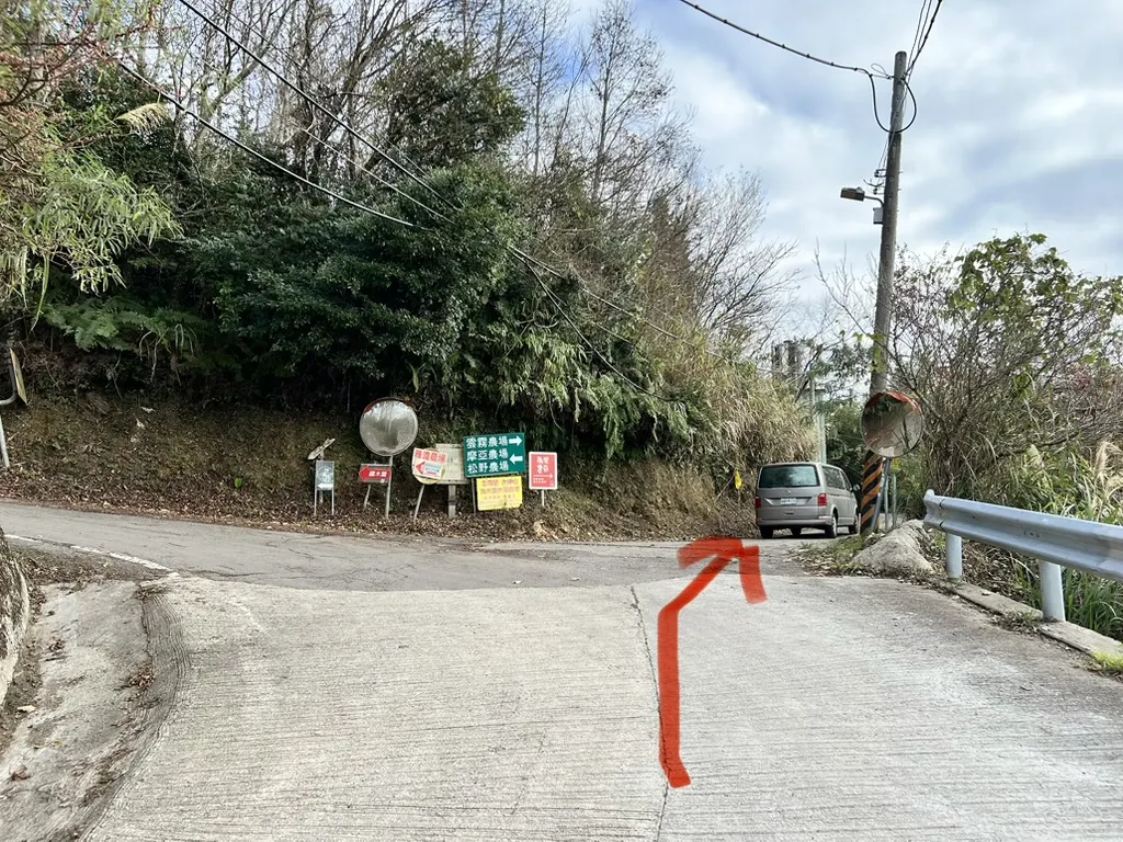 前往雲霧農場最後路口的道路與方向箭頭
