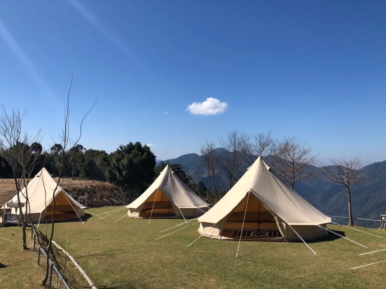 山景前分散搭設的免搭帳篷