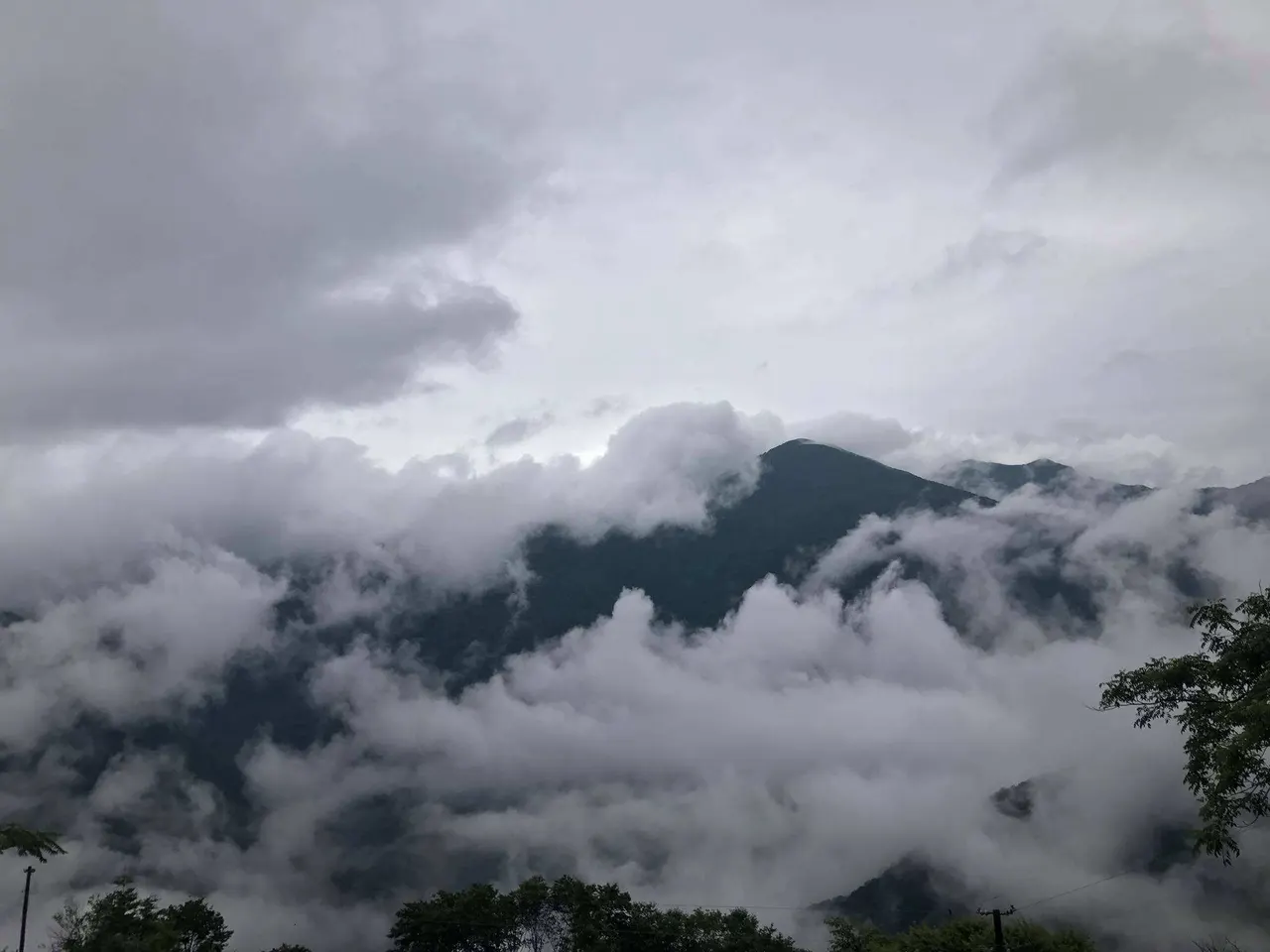 濃霧包覆山谷與山稜