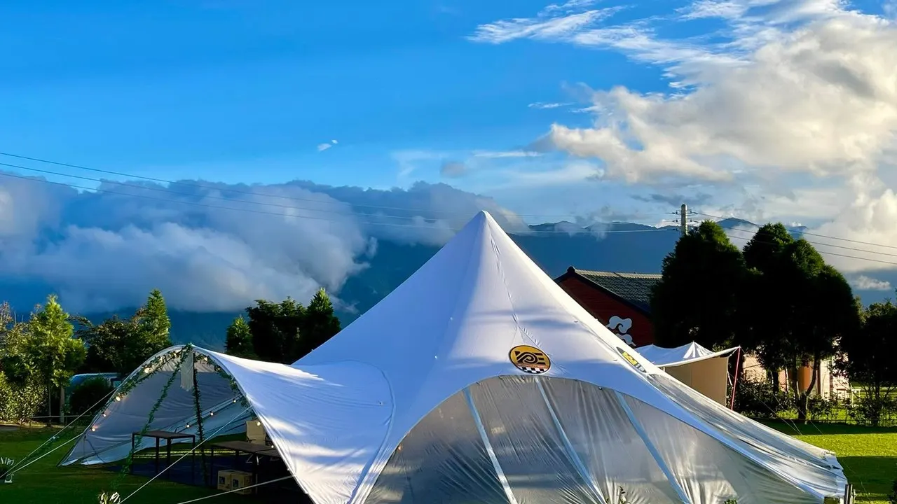 雲層、山谷與營區草地的天候變化