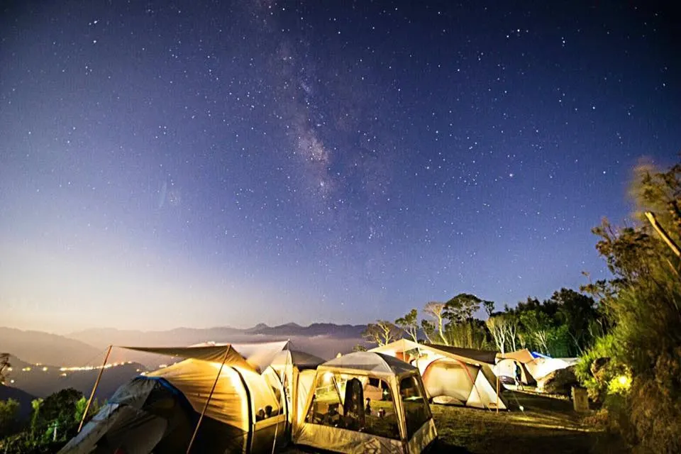 星空下的雲霧農場帳篷與山景